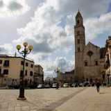Iniziamo il nostro viaggio da piazza Santa Croce, sulla quale si affacciano i pi� importanti edifici storici del paese